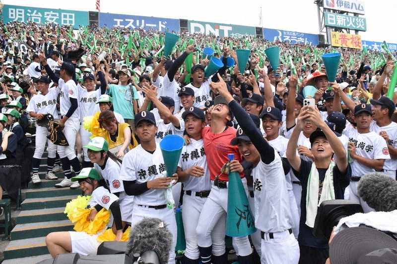 第107回全国高校野球：第107回全国高校野球 沖縄尚学スタンド歓喜