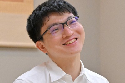 A級順位戦1回戦に勝ち、笑顔で記者の質問に答える永瀬拓矢九段＝東京都渋谷区の将棋会館で2025年6月20日、岩下幸一郎撮影