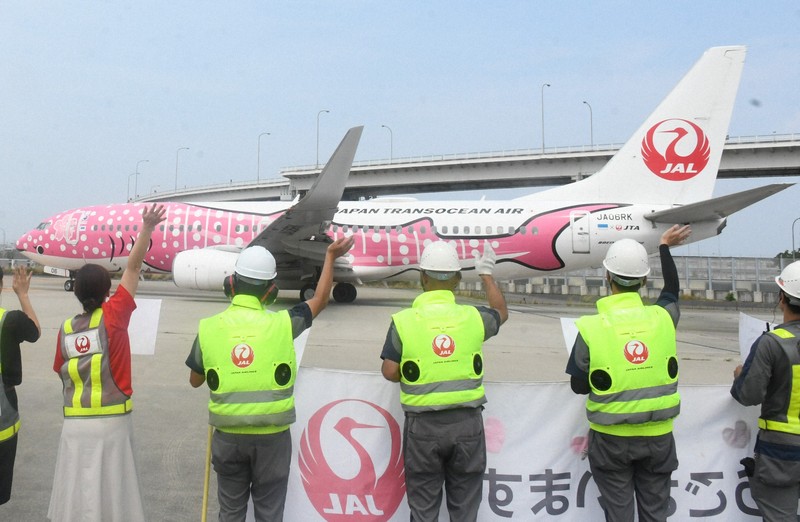 関空スタッフ、沖縄尚学ナインを見送り 横断幕で祝福 夏の甲子園