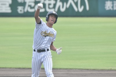 【能代－富岡東】一回表能代2死二、三塁、先制の2点適時打を放ち、塁上でガッツポーズする佐藤凜太郎＝兵庫県明石市の明石トーカロ球場で2025年8月24日午前11時6分、吉川雄飛撮影