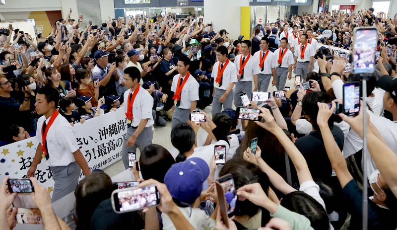 おめでとう」「おかえり」 夏の甲子園優勝の沖縄尚学、地元がい旋