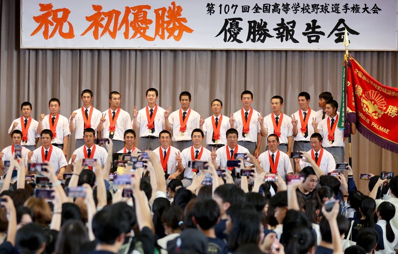 おめでとう」「おかえり」 夏の甲子園優勝の沖縄尚学、地元がい