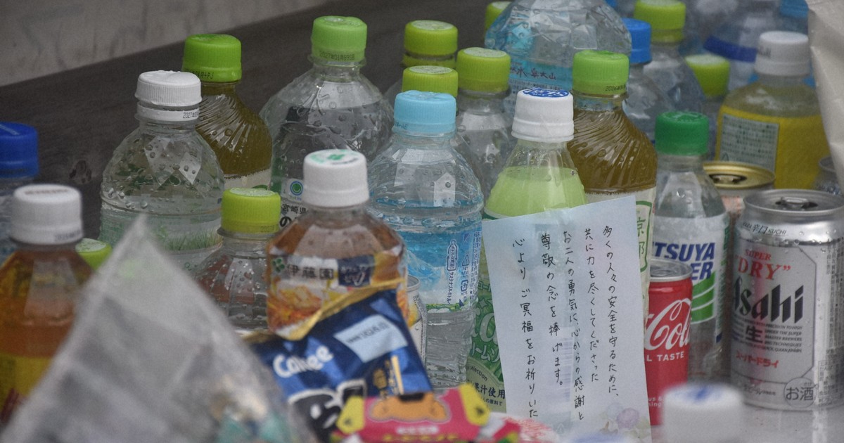 大阪ビル火災1週間　「本当に悔しい」献花絶えず　屋外広告調査も
