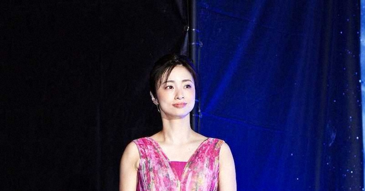 上戸彩 艶やかな花柄ドレスで登場！ 和気あいあいの撮影現場で