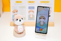 シャープが11月に発売する対話型AIロボット「ポケとも」（左）。スマホアプリ（右）とも連動するしかけだ＝記事中の写真はすべて筆者撮影