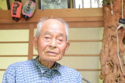 ウラン採掘に携わった少年時代を振り返る吉田秀忠さん。けがを負った右腕だけでなく、右腕をかばっているうちに左腕も痛むようになった＝福島県平田村で2025年6月13日、岩間理紀撮影