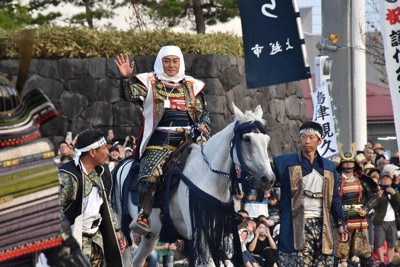 戦国最強の武将とも呼ばれた上杉謙信に扮した俳優の松平健さん（中央）＝新潟県上越市で2025年8月23日、戸田紗友莉撮影