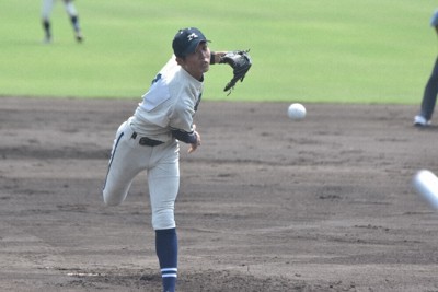 【松商学園－あべの翔学】松商学園の先発・本木魁星投手＝兵庫県明石市の明石トーカロ球場で2025年8月25日、吉川雄飛撮影