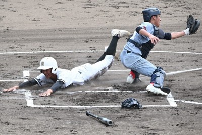 【東九州龍谷－北海道科学大高】一回表東九州龍谷1死二、三塁、三毛門陸の投ゴロで、三塁走者に続き二塁から中本永遠が一気に生還＝兵庫県姫路市のウインク球場で2025年8月25日午前9時37分、栗林創造撮影