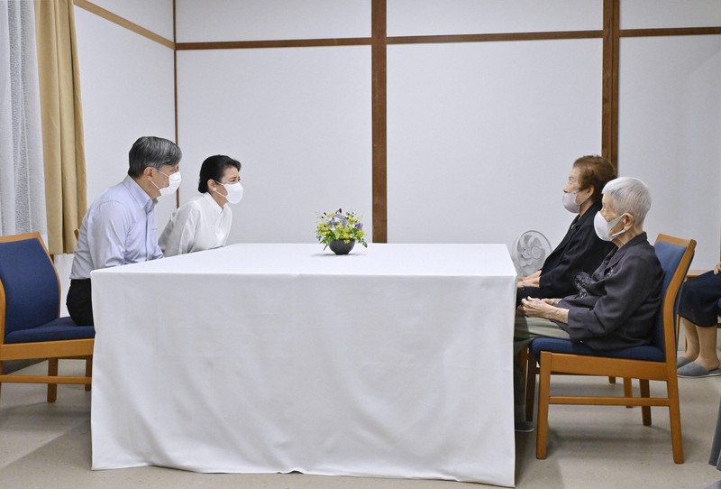 天皇、皇后両陛下、元硫黄島民と懇談 静養先の那須御用邸で | 毎日新聞