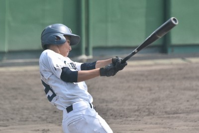 【東洋大牛久－中京】四回裏中京2死二塁、酒井輝馬が右前適時打を放つ＝兵庫県明石市の明石トーカロ球場で2025年8月26日午前10時34分、吉川雄飛撮影