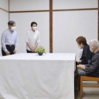 天皇、皇后両陛下 硫黄島の元島民と懇談 那須町で [写真特集1/2