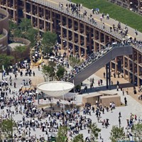 開幕から1カ月、来場者でにぎわう大阪・関西万博の会場＝大阪市此花区で2025年5月13日午後0時51分、本社ヘリから北村隆夫撮影
