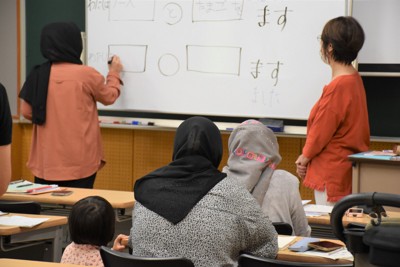 日本語を学ぶアフガン人女性たち＝千葉市で2025年8月2日午前11時5分、川上珠実撮影