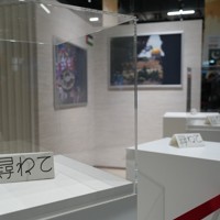 万博開幕日、パレスチナパビリオンの展示ケースには「尋ねて」と書かれた紙が置かれていた＝大阪市此花区の大阪・関西万博会場で2025年4月13日午後2時24分、矢追健介撮影