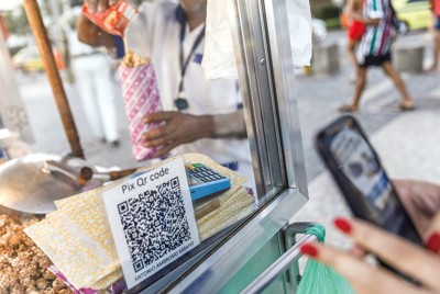 イパネマ海岸（リオデジャネイロ）の屋台に掲げられたピックスの決済コード　Bloomberg