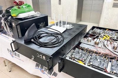 詐欺グループから押収された通信機器。周辺の携帯電話へ大量のメッセージを送る　台湾刑事警察局のフェイスブックより