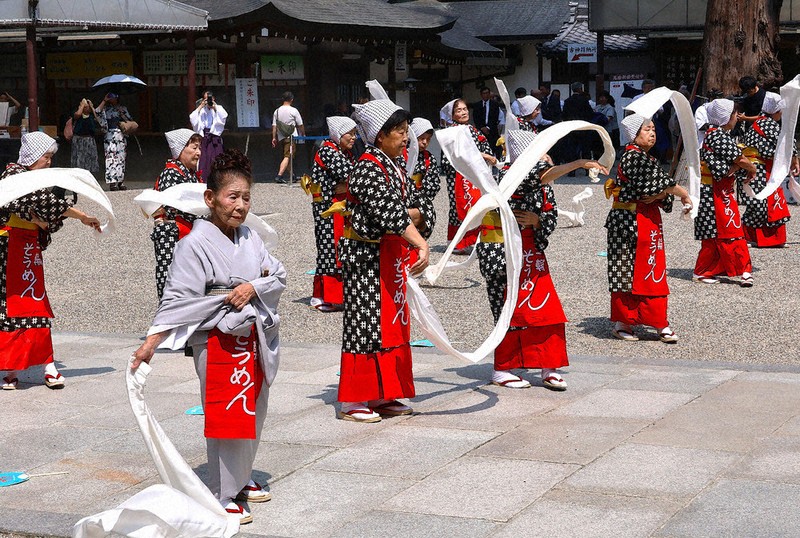 三輪素麺」業界、感謝の踊り奉納 桜井・大神神社で50人参列 ／奈良
