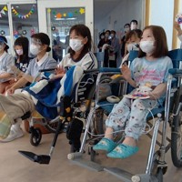 万博会場と結んだ「どこでも万博」を楽しむ入院中の子どもたち＝北九州市八幡東区で2025年8月27日午後2時3分、山下智恵撮影
