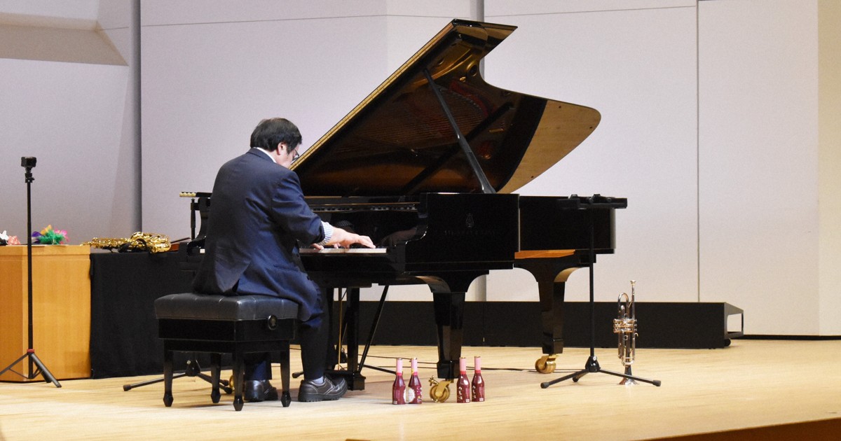 奇跡の漁師ピアニスト「何歳でも挑戦」 サックスやバイオリンも披露