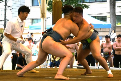 学生相撲の東日本個人体重別選手権の115キロ未満級決勝で、日体大勢同士の一番を制して優勝した1年の横山響選手（右）＝東京都千代田区で2025年7月27日午後0時2分、大村健一撮影