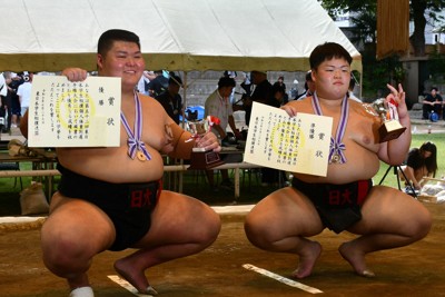 学生相撲の東日本個人体重別選手権無差別級は日大勢が決勝で対戦。1年の西出大毅選手（左）が優勝、3年の成田力道選手が準優勝を果たした＝東京都千代田区で2025年7月27日午後3時34分、大村健一撮影