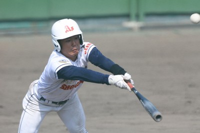 【あべの翔学－早大学院】延長タイブレーク十回表あべの翔学1死満塁、北風夢成が適時打を放つ＝明石トーカロ球場で2025年8月28日、西村剛撮影