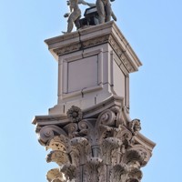 大阪松竹座の脇に建つネオ・ルネサンス様式の柱＝大阪市中央区で2020年12月2日、大西達也撮影