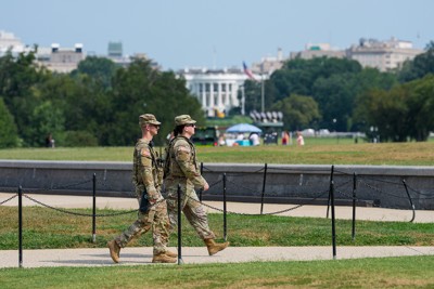 ホワイトハウス周辺を警備する州兵 （２０２５年８月、ワシントン） Bloomberg