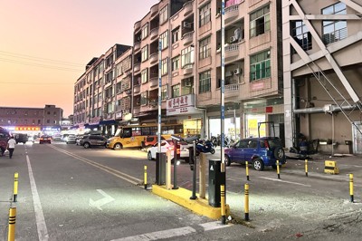 地方政府が歳入増のため駐車料金徴収の名目で道路に設置したゲート（広州市の大敦村） 共同通信