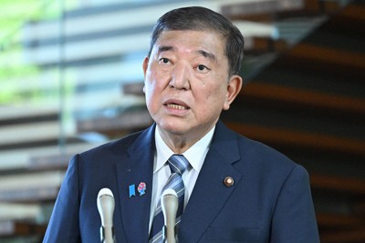 首相官邸で記者団の取材に応じる石破茂首相。永田町の理屈では石破政権は「詰んで」いるはずだが……