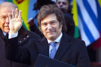インフレ率を沈静化させ、財政収支も黒字化させたアルゼンチンのミレイ大統領（ZUMA＝共同）