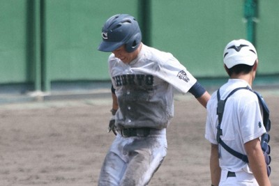 【専大北上－中京】九回裏中京無死三塁、曽我凰晟の安打で田口天照が生還＝兵庫県明石市の明石トーカロ球場で2025年8月28日、西村剛撮影