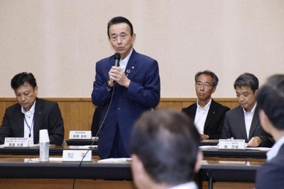 リニア中央新幹線工事に関する意見交換会で、あいさつする静岡県の鈴木康友知事＝静岡県庁で
