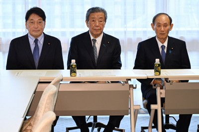 自民党の参院選総括委員会に臨む森山裕幹事長（中央）。左は小野寺五典政調会長、右は菅義偉副総裁＝同党本部で2025年8月29日午後1時、平田明浩撮影