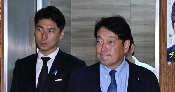 自民党の参院選総括委員会に臨む小野寺五典政調会長（右）、中曽根康隆青年局長＝同党本部で2025年8月29日午後0時58分、平田明浩撮影