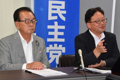 「参院選で全国的には敗北した」と語った岩渕誠・立憲民主党岩手県連幹事長（右）＝盛岡市で2025年8月29日午後5時48分、山田英之撮影