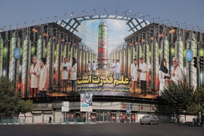 イランの首都テヘランで、イスラエルによる攻撃で殺害された核科学者とウラン濃縮施設を描いた看板＝2025年8月29日、WANAロイター
