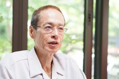 「本当のことって、言ったらあかんから面白いんですよね」と語る作家の町田康さん＝静岡県熱海市で2025年8月15日、清水有香撮影