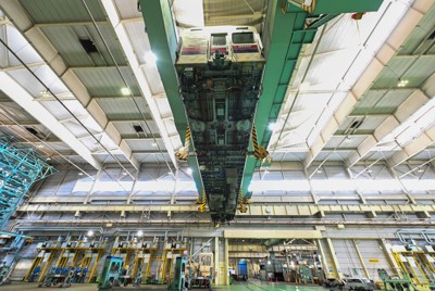 台車と分離されクレーンでつり上げられるDAXの車体＝東京都稲城市で2025年8月8日、渡部直樹撮影