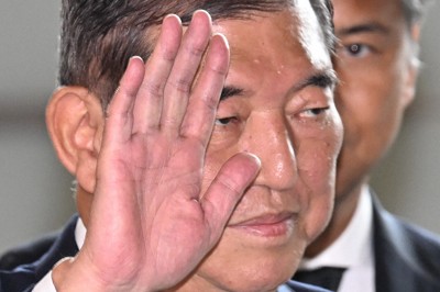 首相官邸に入り報道陣の呼びかけに応える石破茂首相＝2025年8月29日午前9時半、平田明浩撮影