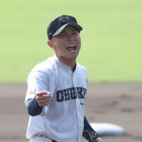 【あべの翔学－中京】一回表の立ち上がりを連続三振に仕留め喜ぶ中京の先発・内野歩＝明石トーカロ球場で2025年8月29日、西村剛撮影