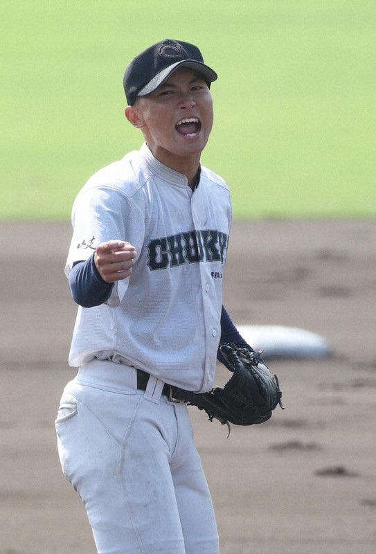 【あべの翔学－中京】一回表の立ち上がりを連続三振に仕留め喜ぶ中京の先発・内野歩＝明石トーカロ球場で2025年8月29日、西村剛撮影