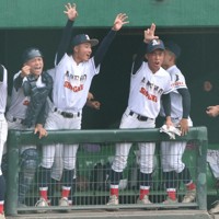 【あべの翔学－中京】二回表の先制点に沸くあべの翔学の選手たち＝明石トーカロ球場で2025年8月29日、西村剛撮影