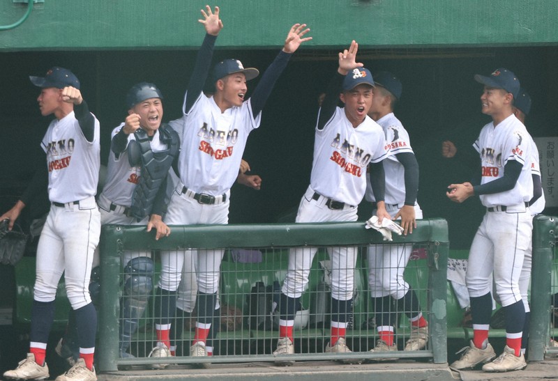 【あべの翔学－中京】二回表の先制点に沸くあべの翔学の選手たち＝明石トーカロ球場で2025年8月29日、西村剛撮影