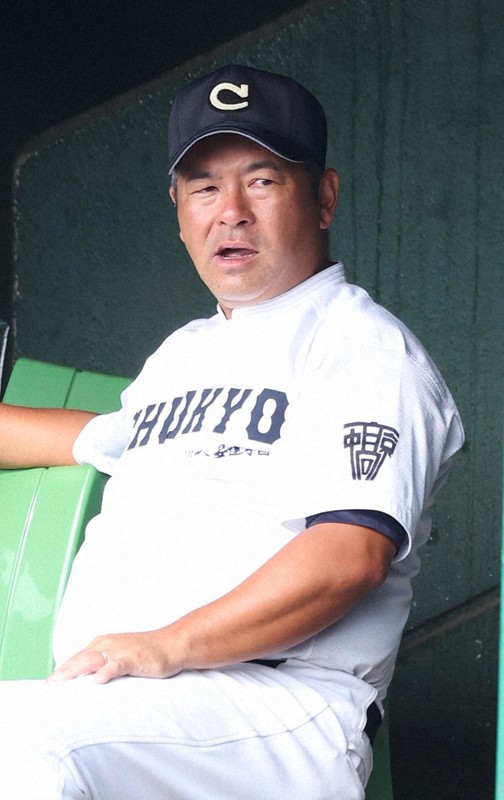 【あべの翔学－中京】中京の平中亮太監督＝明石トーカロ球場で2025年8月29日、西村剛撮影