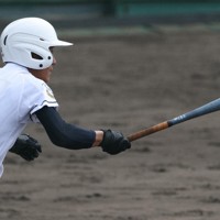 【あべの翔学－中京】二回表あべの翔学2死三塁、岩本湊斗の内野ゴロを放ち、失策の間に得点＝明石トーカロ球場で2025年8月29日、西村剛撮影