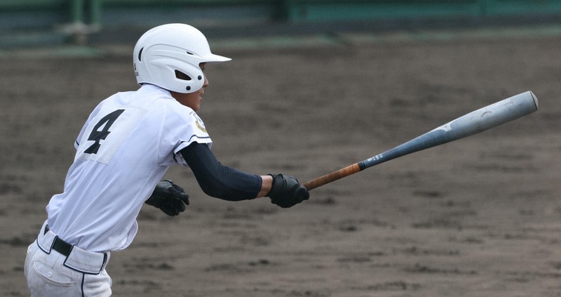 【あべの翔学－中京】二回表あべの翔学2死三塁、岩本湊斗の内野ゴロを放ち、失策の間に得点＝明石トーカロ球場で2025年8月29日、西村剛撮影