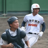 【あべの翔学－中京】二回表あべの翔学2死三塁、岩本湊斗の内野ゴロが失策となる間に北風夢成が生還（捕手・中村駿希）＝明石トーカロ球場で2025年8月29日、西村剛撮影