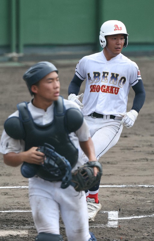 【あべの翔学－中京】二回表あべの翔学2死三塁、岩本湊斗の内野ゴロが失策となる間に北風夢成が生還（捕手・中村駿希）＝明石トーカロ球場で2025年8月29日、西村剛撮影